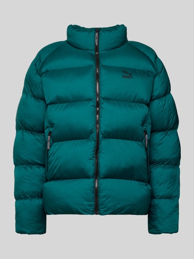 Produktfoto, Steppjacke mit Label-Print von PUMA PERFORMANCE, Unifarbenes-Design in Grün, Reine Baumwolle, Reißverschluss, Stehkragen, Reißverschlusstaschen, Gerader-Schnitt, Rückenlänge 73 cm, Schulterbreite 42 cm, Brustweite 68 cm, Ärmellänge 72 cm
