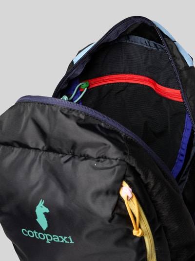 Produktfoto, Rucksack mit Logo-Print Modell 'Batac' von Cotopaxi, schwarze Oberfläche, Reißverschluss, bunte Details, Hauptfach sichtbar, Kontext: Herren Rucksack, 22x48x15 cm, verstellbare Trageriemen, Logo-Print, Länge Schulterriemen 65 cm