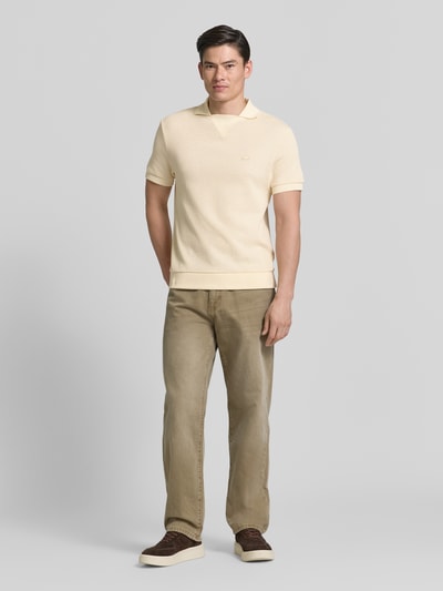 Männermodel trägt Regular Fit Poloshirt aus reiner Baumwolle von Lacoste, Optik: Unifarben, Struktur, Kragenform: Johnny-Kragen mit Ripp-Einsatz, Ärmelform: Kurzarm, Ärmelabschluss und Rumpfabschluss: Gerippt, Material: Reine Baumwolle, Ganzkörperansicht von vorne