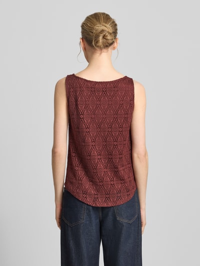 Frauenmodel trägt Regular Fit Tank Top Modell 'MAYA' von Vero Moda, einfarbig, mit Spitze, Rundhals, breite Träger, Rückansicht Ganzkörperansicht.