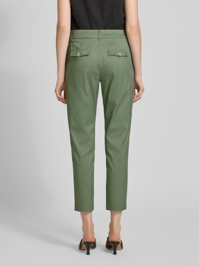 Frauenmodel trägt Slim Fit Stoffhose in verkürzter Passform von Christian Berg Woman in Grün aus Baumwoll-Mix mit Eingrifftaschen, Gesäßtaschen und Knopf- sowie Reißverschluss, Bundweite bei Größe 36: 40 cm, Innenbeinlänge 68 cm, Ganzkörperansicht Rückansicht.