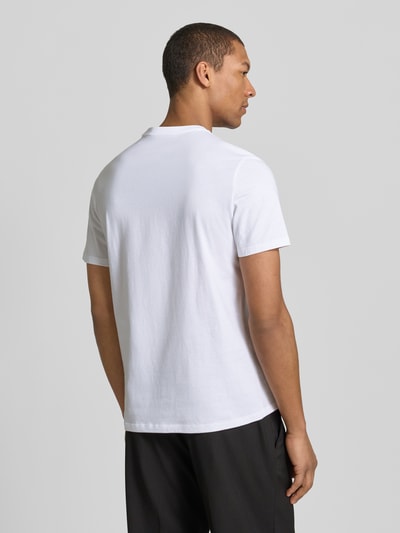 Männermodel trägt T-Shirt mit Rundhalsausschnitt und Logo von CK Calvin Klein, Herren T-Shirt aus reiner Baumwolle, Regular-Fit, Rückenlänge bei Größe M 70 cm, ganzkörperansicht Rückansicht.