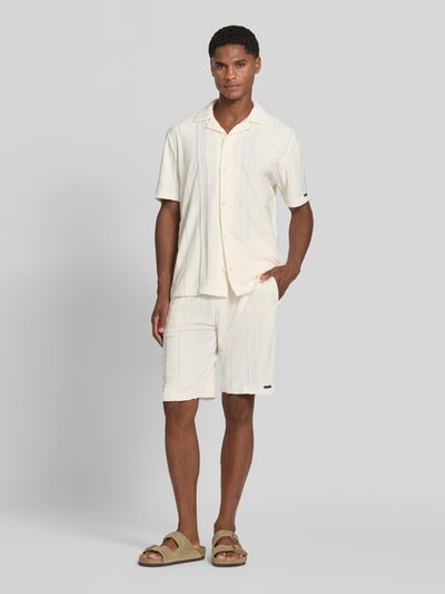 Mannelijk model draagt lichtbeige Relaxed Fit Shorts uit katoenmix van Tom Tailor, Heren korte broek, Ganzkörperansicht von vorne.