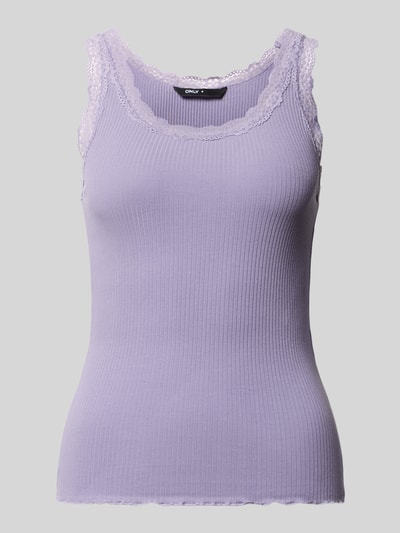 Produktfoto, lilafarbenes Slim Fit Tank Top aus Baumwoll-Mix Modell 'SARA' von Only, gerippte Struktur, feine Spitzenkante
