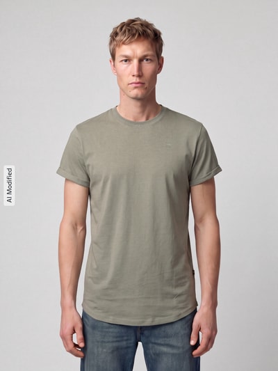 Mannenmodel draagt Regular Fit t-shirt uit zuivere katoen model 'LASH' van G-Star RAW in lichtgroen, eenvoudige structuur, Ganzkörperaanzicht van voren, KI-modifiziertes Bild