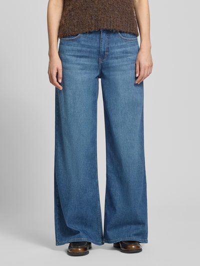 Kobiece modelka nosi Wide Leg Jeans mit Eingrifftaschen Modell 'Mari willow' od OPUS PANTS, bawełniany miks ze stretchem, kolor niebieski, szerokość w rozmiarze 36/30: 39 cm, długość wewnętrzna nogawki: 78 cm, pełny widok z przodu