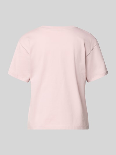 Produktfoto, Regular Fit T-Shirt mit Motiv-Stitching von Jake*s Casual in zartem Rosa, reine Baumwolle, Rundhalsausschnitt, Rückansicht.