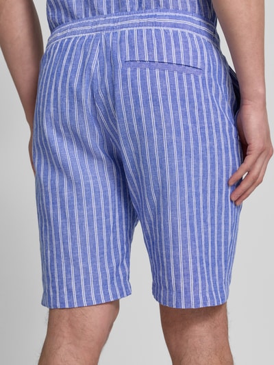Männermodel trägt Shorts aus Leinen-Baumwoll-Mix mit Tunnelzug von MCNEAL im Allover-Look, Regular-Fit, Ganzkörperansicht Rückansicht.