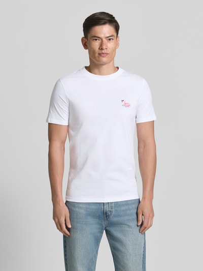 Männermodel trägt T-Shirt mit Stitching und Rundhalsausschnitt von Lindbergh, Reine Baumwolle, Slim-Fit. Ganzkörperansicht von vorne.