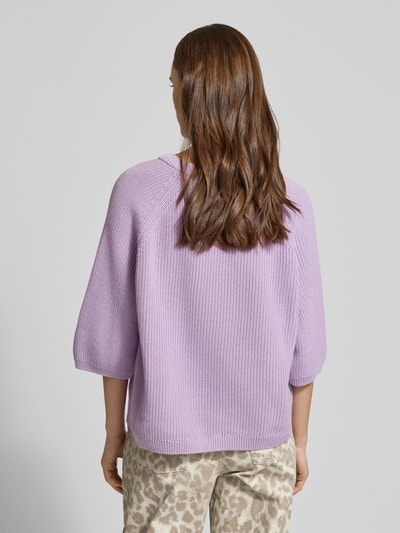 Mädchen trägt Oversized Strickpullover aus reiner Baumwolle Modell 'MARGE' von JJXX w kolorze jasnofioletowym, 3/4-rękaw, dzianinowa faktura, prążkowane wykończenia, widok całej sylwetki z tyłu