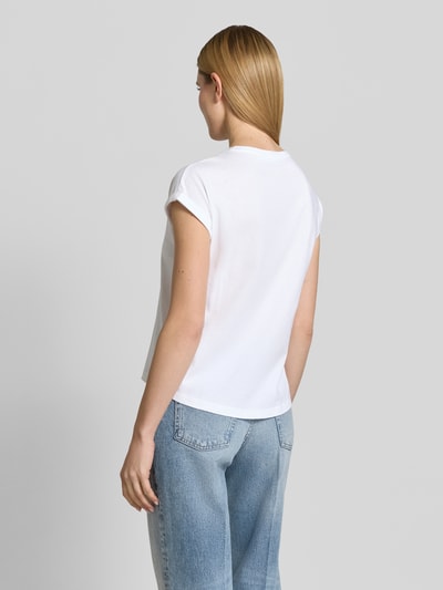 Frauenmodel trägt Relaxed Fit T-Shirt aus reiner Baumwolle von s.Oliver RED LABEL in Optik: Unifarben, Ganzkörperansicht Rückansicht.