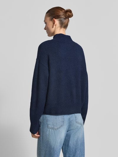 Vrouwenmodel draagt Turtleneck-Pullover met Woll-Anteil und Rundhalsausschnitt van Neo Noir in donkerblauw, rechte fit, geribbelde zoom, materiaal-mix met wol, ruglengte 53 cm, mouwlengte 53 cm, geheel van achteren gezien.