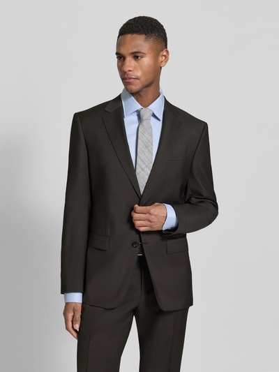 Männermodel trägt Slim Fit Anzug aus reiner Schurwolle Modell 'H-HUGE-2PCS-253' von BOSS, feines Allover-Muster, Ganzkörperansicht von vorne.