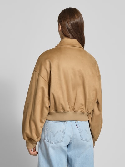 Młodzież nosi Regular Fit Bomberjacke mit Umlegekragen od Guess Jeans, beżowy kolor, elastyczne wykończenia, całkowity widok z tyłu