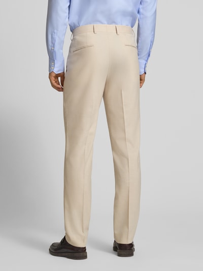 Männermodel trägt hellbeige Regular Fit Anzughose mit Schurwoll-Anteil Modell 'Leon' von BOSS, Herren Anzughose, Ganzkörperansicht Rückansicht.