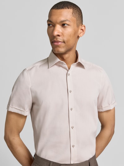 Męski model nosi Slim Fit Business-Hemd mit Kentkragen von OLYMP, jasnoróżowy, bawełna, krój slim fit, guzik, rękaw z mankietem, długość tyłu w rozmiarze 40: 70 cm, szerokość ramion w rozmiarze 40: 40 cm, długość rękawa w rozmiarze 40: 24 cm, zdjęcie całego przodu.
