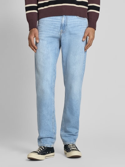Männermodel trägt Regular Fit Jeans im Used-Look Modell 'CLARK' von Jack & Jones, Reine Baumwolle, Eingrifftaschen, Nahaufnahme Oberkörper.