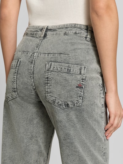 Mädchen trägt Barrel Fit spodnie sztruksowe aus mieszanka bawełny Barrel Fit Cordhose aus Baumwoll-Mix von Buena Vista, Nahaufnahme Rückansicht