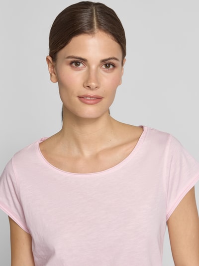 Frauenmodel trägt T-Shirt mit Rundhalsausschnitt von Christian Berg Woman aus Reine Baumwolle, Regular-Fit, Rollsaum, Nahaufnahme Oberkörper.
