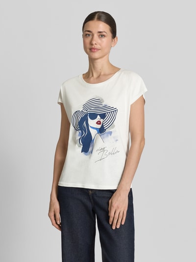 Frauenmodel trägt Damen T-Shirt aus Baumwoll-Viskose-Mix mit Motiv-Print von Christian Berg Woman, Regular-Fit, Rundhalsausschnitt, cremeweiß mit blauem Print und leichter Textur, Rückenlänge bei Größe S: 59 cm, Ganzkörperansicht von vorne.
