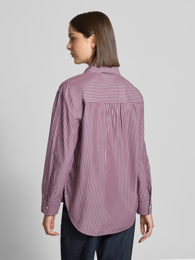 Frauenmodel trägt Loose Fit Hemdbluse aus Baumwoll-Lyocell-Mix von Tom Tailor, feine rote und weiße Streifen, Ganzkörperansicht Rückansicht, Damen Hemdbluse von Tom Tailor.