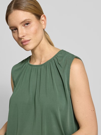Frauenmodel trägt Loose Fit Blusentop aus Modal-Mix Modell 'FILLI' von Vero Moda in Unifarbe mit Rundhalsausschnitt, Nahaufnahme Oberkörper.