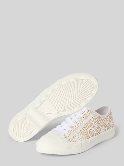 Produktfoto, Sneaker mit Logo-Detail Modell 'Carey' von Guess, beżowe i białe kolory, profilowana podeszwa, zaokrąglony krój, detal z logo, wysokość obcasa: 3 cm, wysokość cholewki: 6 cm, szerokość w rozmiarze 40: 9 cm