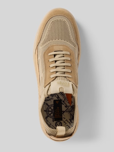 Produktfoto, Sneaker mit Label-Detail von BULLBOXER in Beige mit abgerundeter Form, Schnürverschluss, strukturierte Sohle, Absatzhöhe 3 cm, Schafthöhe 7 cm, Schaftweite 9 cm, Herren Sneaker