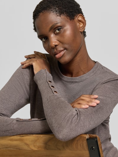 Vrouwenmodel draagt gebreide pullover uit viscosemix Model 'KATIE' van FREE/QUENT, recht model, knopen aan mouwboord, Nahaufnahme Oberkörper.