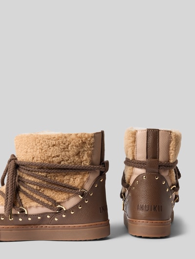 Produktfoto, Boots mit Kontrastbesatz Modell 'Curly Rock' von INUIKII, Schnür-Detail, profilierte Sohle, beige und braune Textur, Damenmodell, abgerundete Passform, sichtbarer Markenname, Absatzhöhe 3 cm, Schafthöhe 15 cm, Schaftweite 15 cm