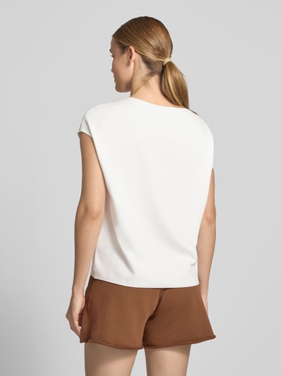 Frauenmodel trägt damski t-shirt aus mieszanka wiskozy z dodatkiem streczu, krój regular fit, model 'Uvalerie' von Someday, okrągły dekolt, krótkie rękawy, długość tyłu w rozmiarze 36: 57 cm, biały materiał, brązowe szorty, gładka tekstura, Ganzkörperansicht Rückansicht