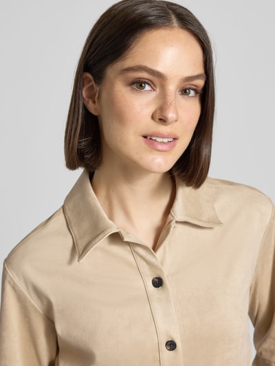 Frauenmodel trägt Bluse mit Bindegürtel Modell 'Zyla' von Someday in Beige, Material-Mix mit Stretch-Anteil, Nahaufnahme Oberkörper.