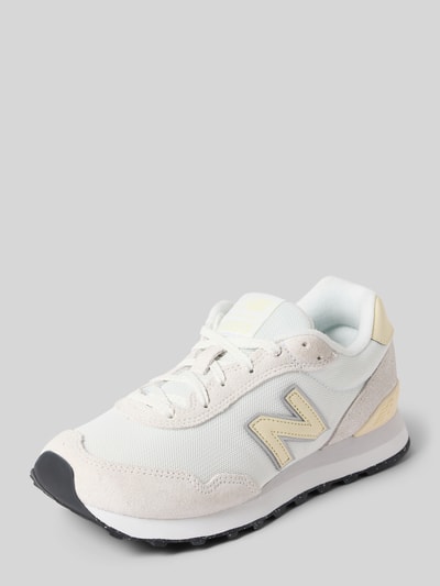 Produktfoto, Sneaker mit Schnürung Modell '515' von New Balance in Beige und Weiß, Label-Details, abgerundete Spitze, Absatzhöhe 3 cm, Schafthöhe 8 cm, Schaftweite 8 cm, neutrale Oberfläche mit Mesh-Struktur