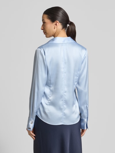 Frauenmodel trägt Regular Fit Bluse mit V-Ausschnitt von Calvin Klein Womenswear, hellblau, Material-Mix mit Stretch, Ganzkörperansicht Rückansicht.