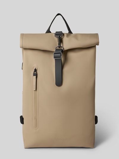 Productfoto, Rolltop Rucksack mit Reißverschlusstasche van RAINS, beige kleur, karabijnhaak, verstelbare schouderbanden, 31x61x15 cm, 74 cm riemlengte
