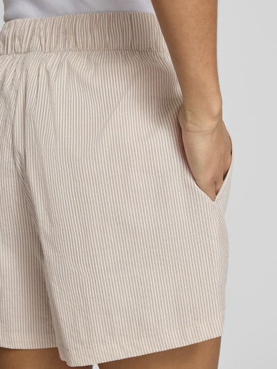 Kobiece model nosi szorty Loose Fit Shorts aus reiner Baumwolle Modell 'AUGUSTA' von Only, efekt: wzór w paski, krój loose fit, tunel, elastyczny ściągacz, wpuszczana kieszeń, z bawełny, zbliżenie na biodro z tyłu.