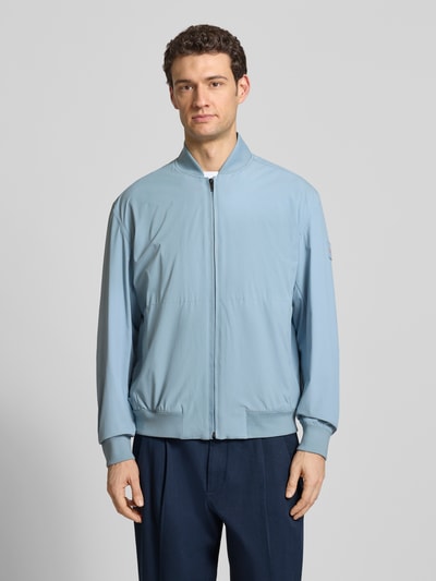 Männermodel trägt Regular Fit Blouson mit Baseball-Kragen Modell 'OSURF' von BOSS Orange in Hellblau mit unifarbenem Design, Ganzkörperansicht von vorne.