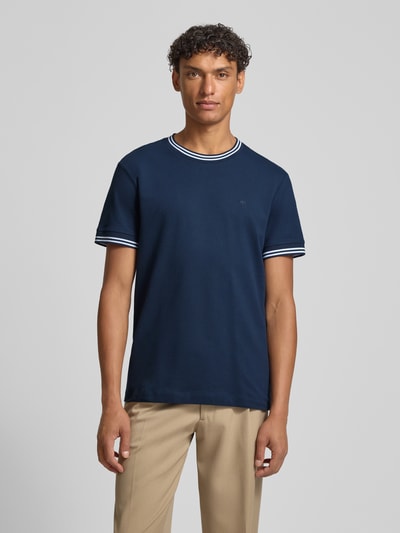 Männermodel trägt dunkelblaues Herren T-Shirt mit Kontraststreifen aus Baumwoll-Elasthan-Mix, Modell 'Jose' von JOOP! Collection, Regular-Fit, Rundhalsausschnitt, Rückenlänge bei Größe M 67 cm, Ganzkörperansicht von vorne.