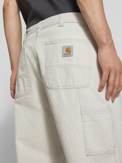 Männermodel trägt Hose aus Baumwolle Modell 'Mercer' von Carhartt Work In Progress, Reine Baumwolle, Relaxed-Fit, Eingrifftaschen, Nahaufnahme Rückansicht.