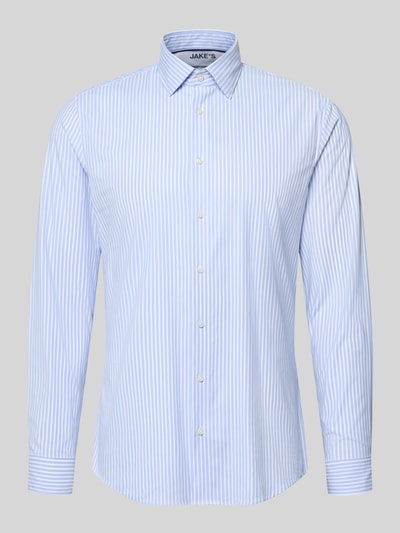 Produktfoto, hellblau-weiß gestreiftes Slim Fit Businesshemd mit Kentkragen von Jake*s, glatte Textur vor grauem Hintergrund