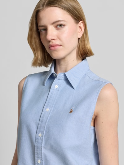 Vrouwenmodel draagt Relaxed Fit Hemdbluse aus reiner Baumwolle van Polo Ralph Lauren, look: effen, relaxed fit, overhemdkraag, gestikt logo, V-hals, eenrijige knoopsluiting, mouwloos, oxford, puur katoen, Nahaufnahme Oberkörper.