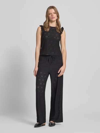 Frauenmodel trägt Slim Fit Top mit Allover-Muster Modell 'MILLA' von Only, unifarben, Jersey, Rundhals, kurzarm, Ganzkörperansicht von vorne