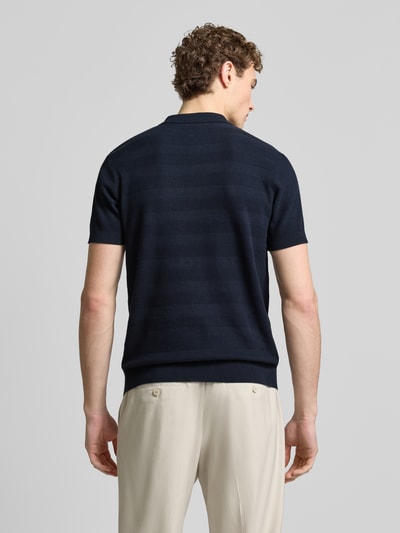 Männermodel trägt Slim Fit Poloshirt mit Logo-Stitching von Lerros, granatowy, bawełna, krój slim fit, widoczny polokragen, długość tyłu 68 cm, widoczne detale logo, całkowity widok z tyłu