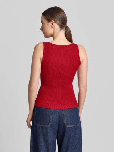 Frauenmodel trägt Stricktop aus Viskose-Mix in Ripp-Optik von Zero in Rot, Slim-Fit, Rundhalsausschnitt, Rückenlänge 51 cm, Ganzkörperansicht Rückansicht.