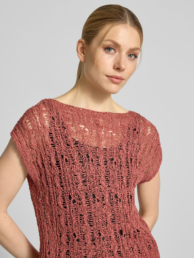Frauenmodel trägt Strickshirt mit Rundhalsausschnitt von Marc Cain in Rosa, semitransparent, reine Baumwolle, Nahaufnahme Oberkörper.