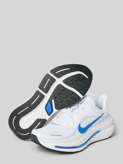 Produktfoto, Sneaker mit Logo-Print Modell 'Winflo' von Nike, weiße und blaue Farben, abgerundete Passform, Schnürverschluss, sichtbare Struktur, Absatzhöhe 7 cm, Schafthöhe 6 cm, Schaftweite 6 cm, Schuhsohlenprofil und glattes Obermaterial