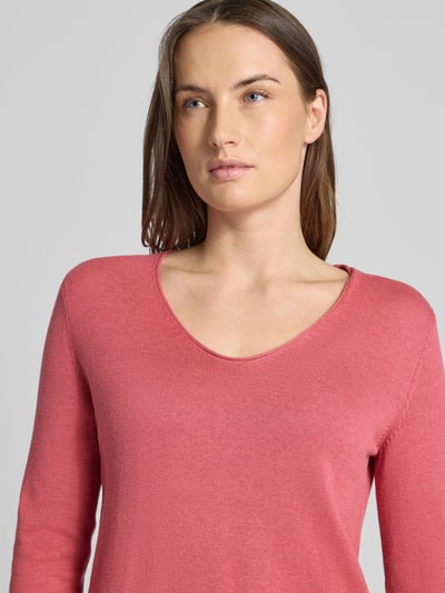 Modelka kobieca nosi Regular Fit Pullover aus Baumwoll-Viskose-Mix von Tom Tailor, jednolity, krój regular fit, dekolt w serek, długi rękaw, zakończenia i dzianina prążkowana, kolor jasnoróżowy, widok z przodu zbliżenie na górną część ciała.