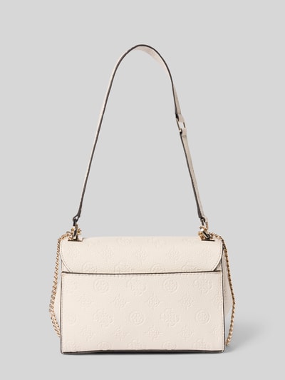 Produktfoto, cremefarbene Handtasche mit Label-Applikation Modell 'CRESIDIA II' von Guess, strukturierte Oberfläche, Magnetverschluss, Überschlag, goldfarbener Kettenriemen, Maße 23x17x8 cm, Länge Schulterriemen 108 cm.
