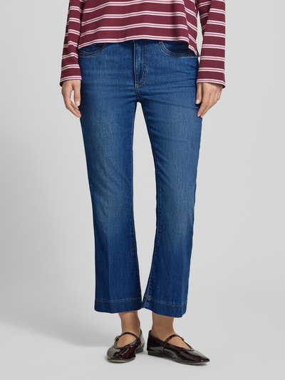 Frauenmodel trägt Bootcut Jeans im 5-Pocket-Design Modell 'Mary' von Brax in Blau, Baumwoll-Mix mit Stretch-Anteil, Ganzkörperansicht von vorne, Bundweite 38 cm, Innenbeinlänge 67 cm.