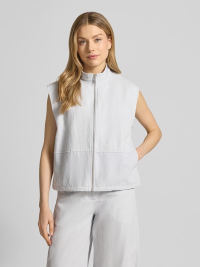 Modelka nosi Relaxed Fit Weset mit Stehkragen Modell 'KAILA' od Samsøe Samsøe, mieszanka bawełny i lnu, jasny kolor, zamek z przodu, długość tyłu w rozmiarze S: 57 cm, szerokość ramion w rozmiarze S: 47 cm, szerokość klatki piersiowej w rozmiarze S: 52 cm, widok całej sylwetki z przodu.